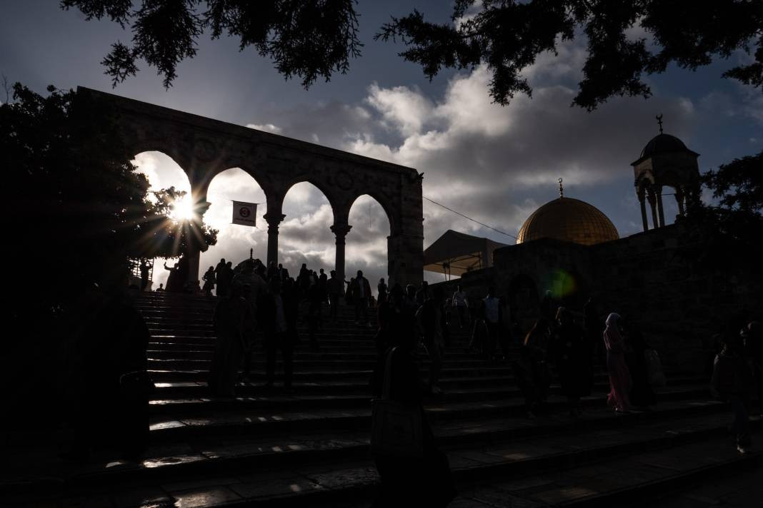 İsrail’in kısıtlamalarına rağmen akın ettiler: 120 Bin Filistinli Mescid-i Aksa’da saf tuttu - Resim: 31
